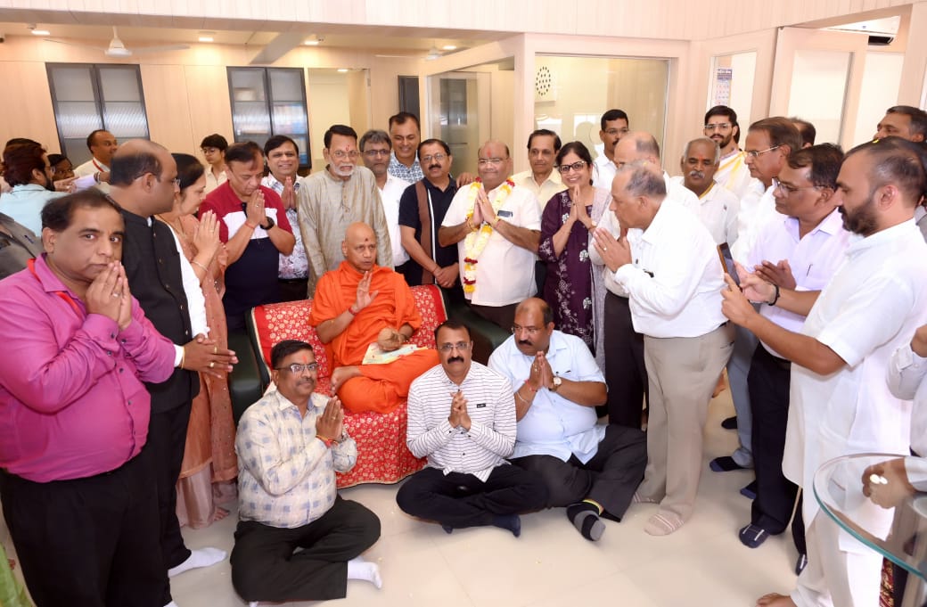 Acharya Shri Govind Giri Maharaj blessing to Bank at the time of innaugration of Nashik branch